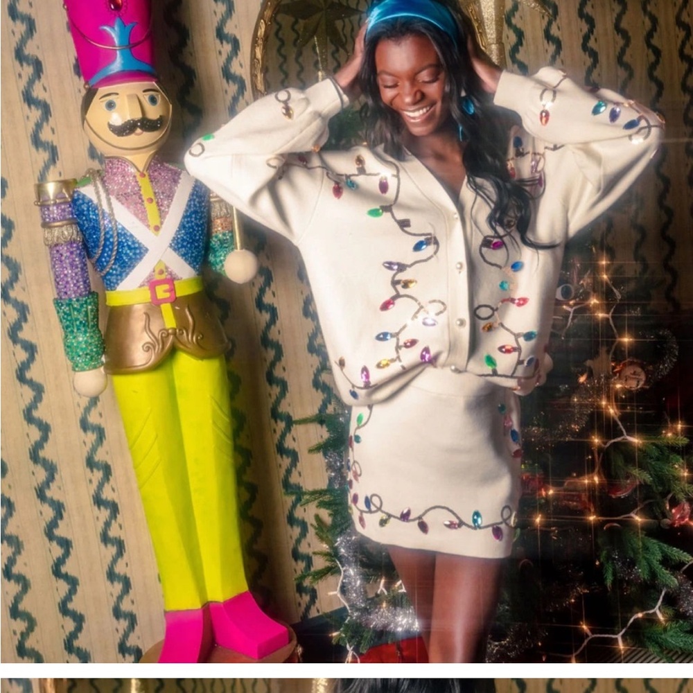 Queen of Sparkles extra small
Light bulb cream sweater with pearl buttons!!!